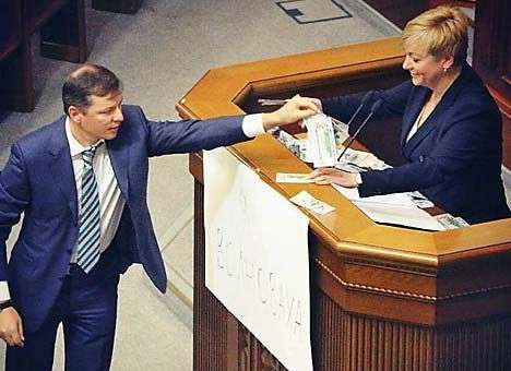 Главу НБУ в Раде встретили «салютом» из долларов (ФОТО, ВИДЕО)