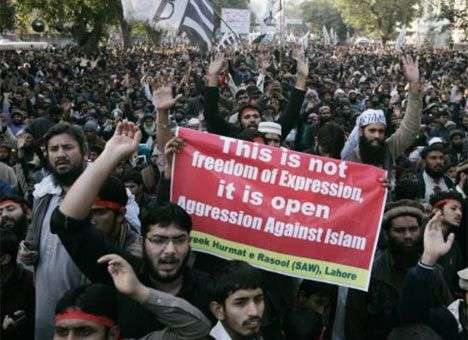 Тысячи людей «восстали» против «Charlie Hebdo» в Пакистане