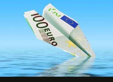 Евровалюта опустилась к девятилетнему минимуму