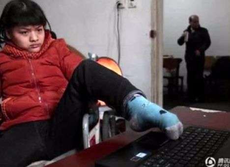 В Китае девушка-инвалид написала книгу ногой