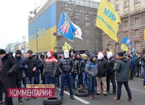 В Киеве люди в масках пытались перекрыть Крещатик (ФОТО)