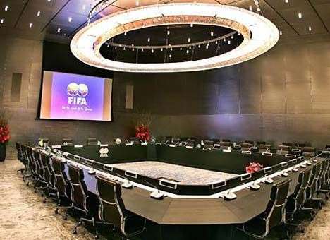 На президентское кресло в ФИФА пять претендентов