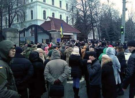 Военные перекрыли проспект в центре Киева