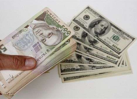 НБУ продает доллар почти за 18 гривен