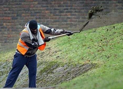 Известный британский боксер убирает мусор на улицах Лондона (ФОТО)