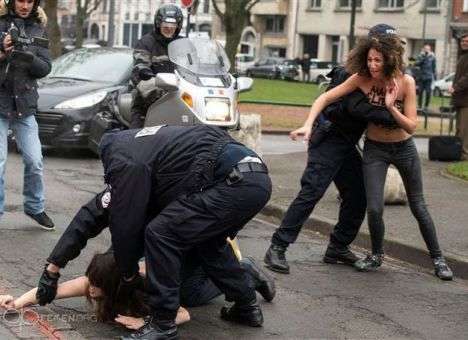 Активистки FEMEN атаковали машину экс-главы МВФ (ФОТО)