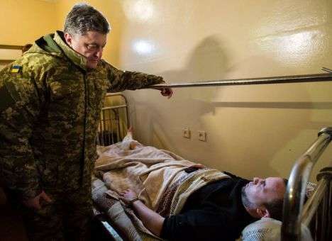 Порошенко, сдерживая слезы, рассказал об увиденном в Краматорске