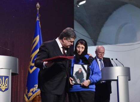Головы причастных к убийствам на Майдане еще полетят, - Порошенко