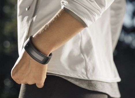 HTC показала свое первое носимое устройство (ФОТО)