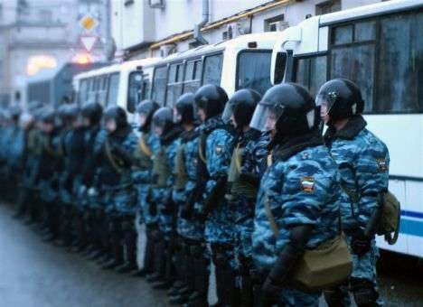 Двух подозреваемых в убийстве Немцова везут в суд, третий, возможно, мертв