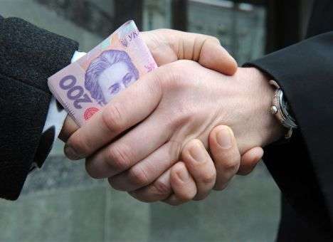 СБУ поймала налоговика в момент получения $10 тыс