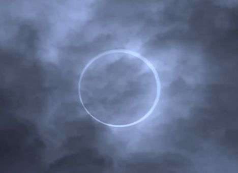 Над Украиной началось солнечное затмение (СПОСОБЫ НАБЛЮДЕНИЯ)