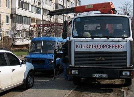 В Киеве коммунальщики открыли «охоту» на заброшенные авто