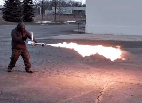 В США вышел в массовое производство «огнемет для дома» (ВИДЕО)