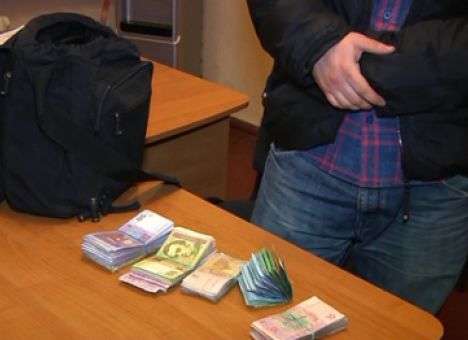 Мужчина ограбил магазин, показав зажигалку
