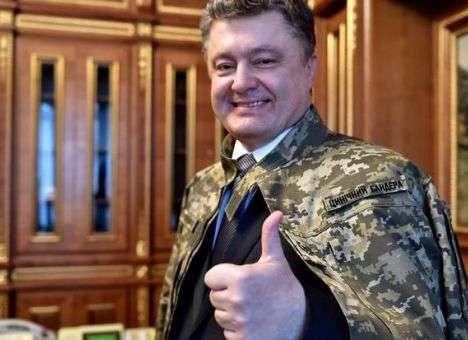 Порошенко оделся в камуфляж с нашивкой «циничный бандера» (ФОТО)
