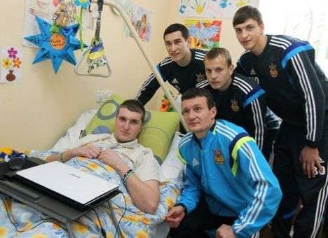 Сборники перед игрой с Латвией навестили бойцов АТО во Львове (ФОТО)