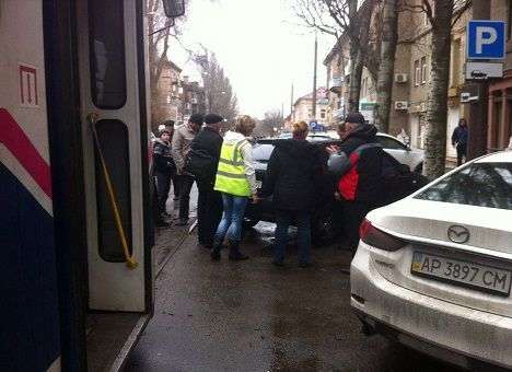 В Запорожье пассажиры трамвая «линчевали» авто, которое перегородило рельсы (ФОТО)