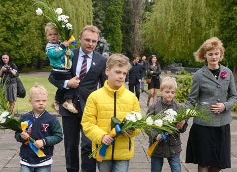 Мэр Львова рассказал о ценных бумагах и особняке жены