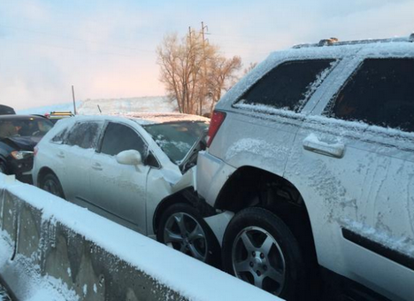 В США из-за снегопада столкнулись 39 авто (ФОТО)