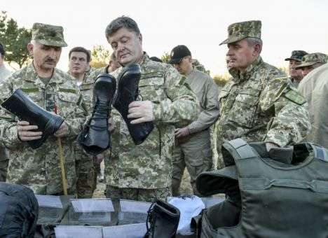 Порошенко хочет переодеть всех военнослужащих