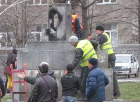 В центре Харькова демонтировали стелу с украинским флагом (ФОТО)