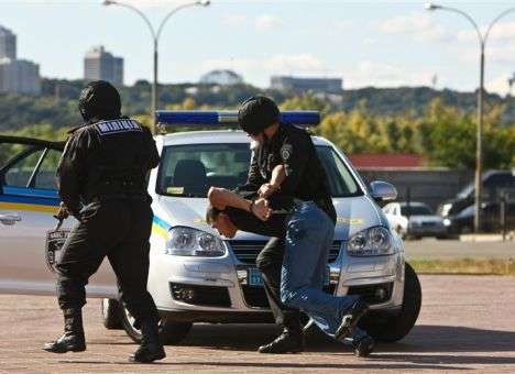 «Домушники» срывают решетки на окнах и выламывают потолки