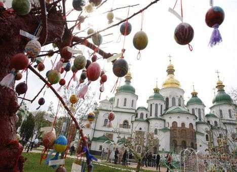 В центре Киева появилось самое большое в мире светящееся яйцо (ФОТО)