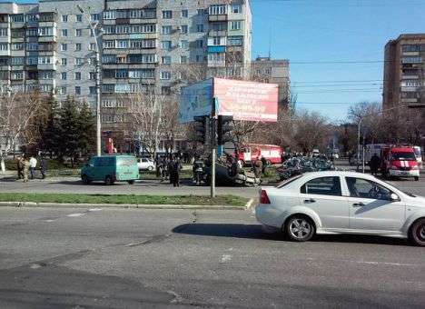 В Мариуполе перевернулось авто с военными (ФОТО)