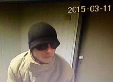 В Киеве мужчина в очках уже два года «бомбит» ломбарды (ФОТО, ВИДЕО)