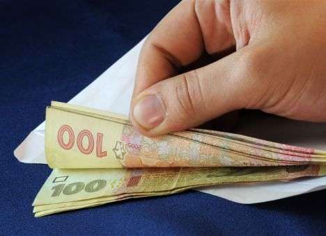 Кому в кризис повышают зарплаты