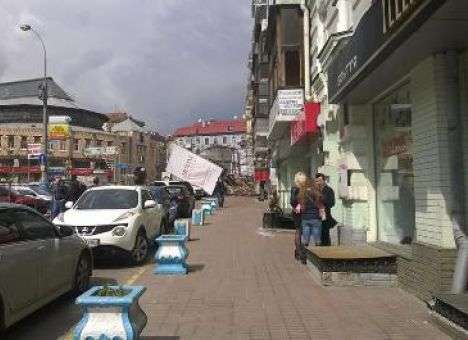 Ураган в Киеве срывает билборды и останавливает транспорт (ФОТО)