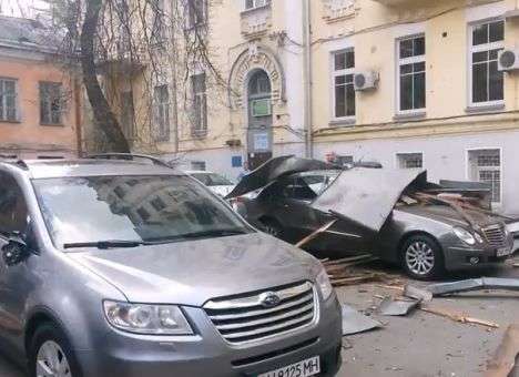 В центре Киева на автомобили упала крыша (ВИДЕО)