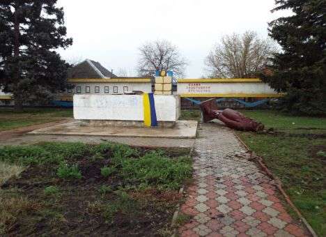 На Луганщине «споткнулся и упал» Ленин-«долгожитель» (ФОТО)