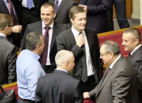 Сын Порошенко получает в 10 раз меньше жены