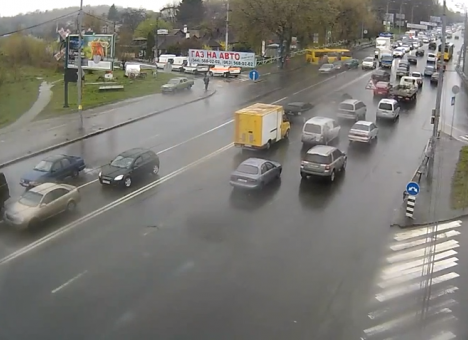 В Киеве столкнулись 4 авто и маршрутка, есть пострадавшие - (ВИДЕО)