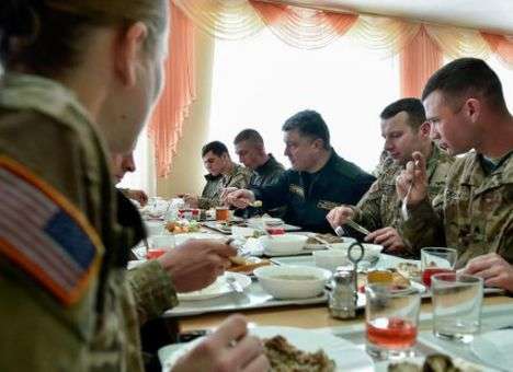 Порошенко пообедал как солдат: киви, бананы и суп (ФОТО)