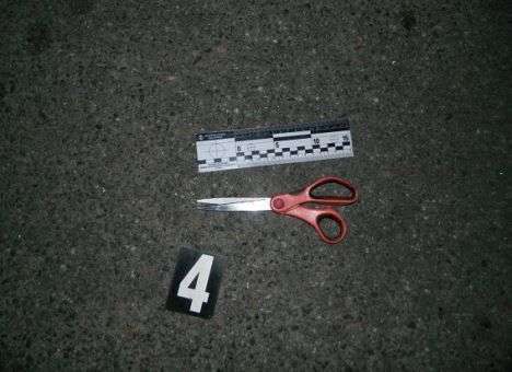 В Киеве парень пытался зарезать охранника ножницами (ФОТО)