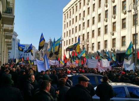 Под Радой и АП митингуют тысячи шахтеров (ФОТО)