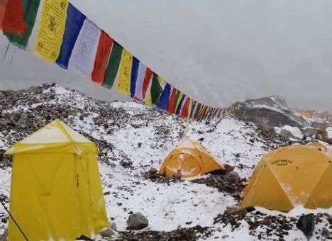 Опубликовано видео лавины, похоронившей на Эвересте альпинистов (ВИДЕО)