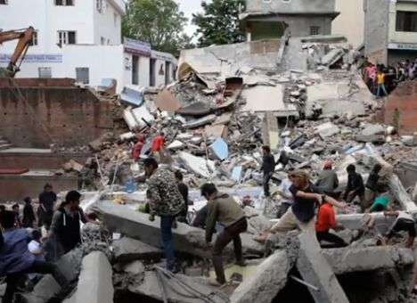 Количество погибших в Непале превысило 4 тыс., у выживших нет воды