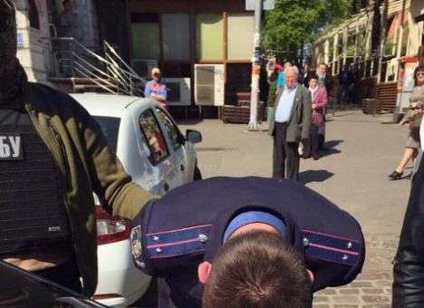 В центре Киева прямо на улице арестовали следователей-вымогателей  (ФОТО)