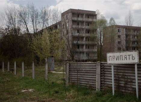В Припяти падает черно-сизый пепел, город затянут дымом