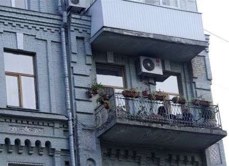 В Киеве ребенок упал с балкона шестого этажа