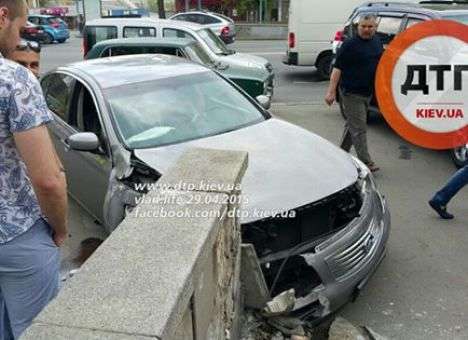 Авто влетело в подземный переход возле Минобороны (ФОТО)