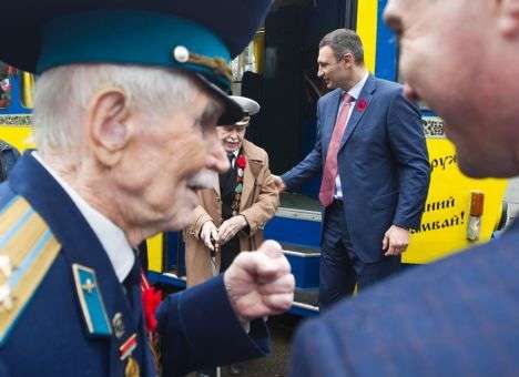 Кличко прокатил ветеранов на трамвае (ФОТО)