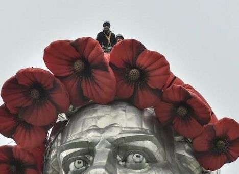 Стало известно, кто надел венок на Родину-мать (ФОТО)