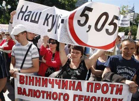 Украинцы получили право перевести валютные кредиты в гривну