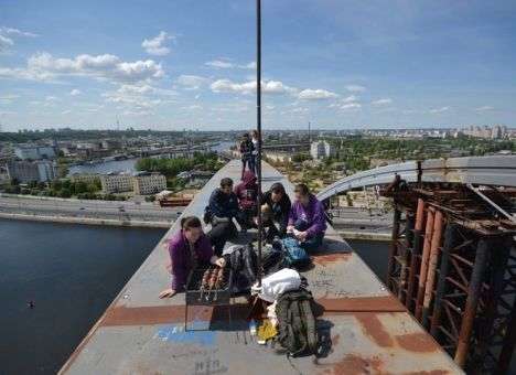На верхушке Подольского моста в Киеве жарили шашлык (ФОТО)