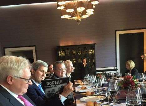 Лавров подарил Керри овощи и футболку (ФОТО)